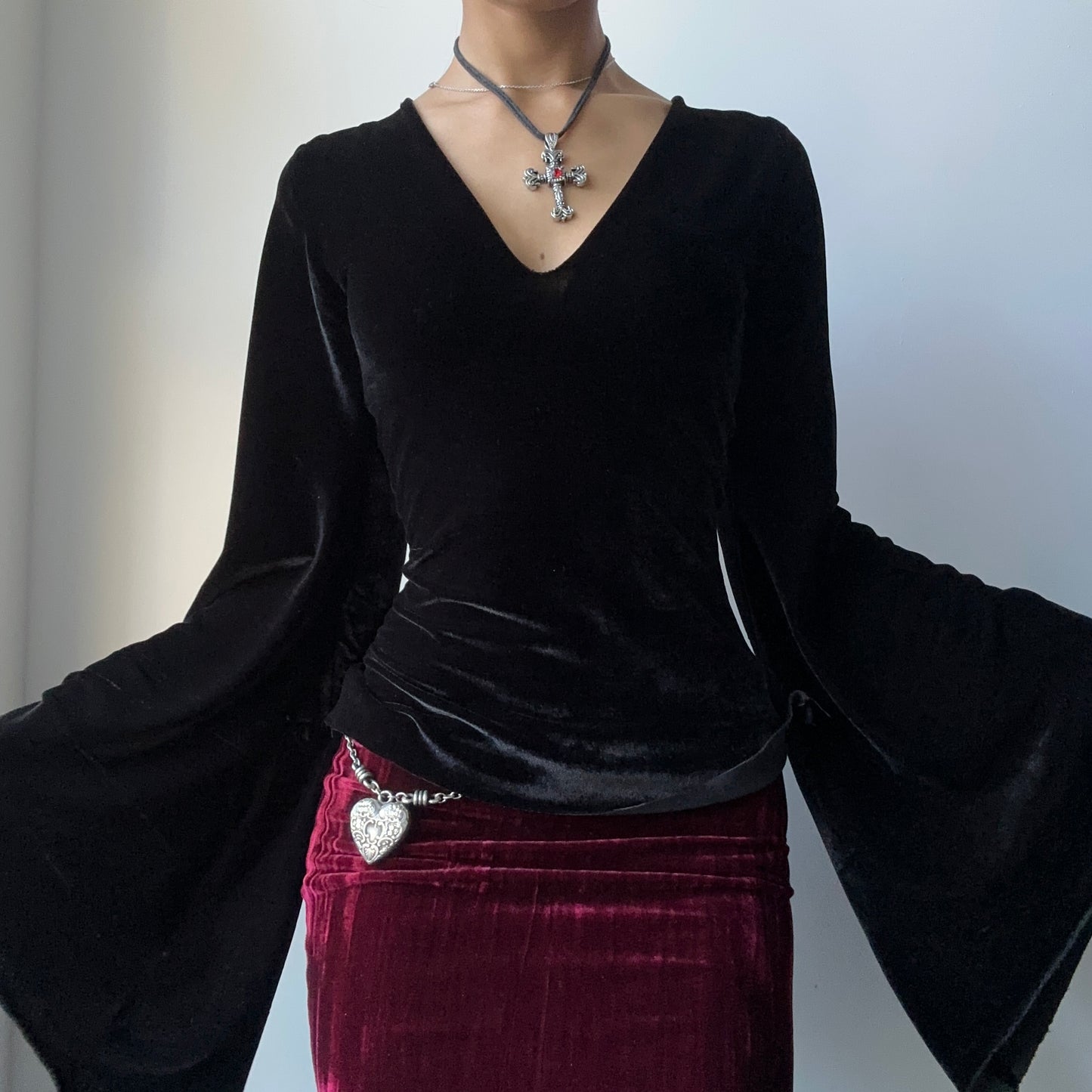 VELVET WHIMSY TOP (BLACK)