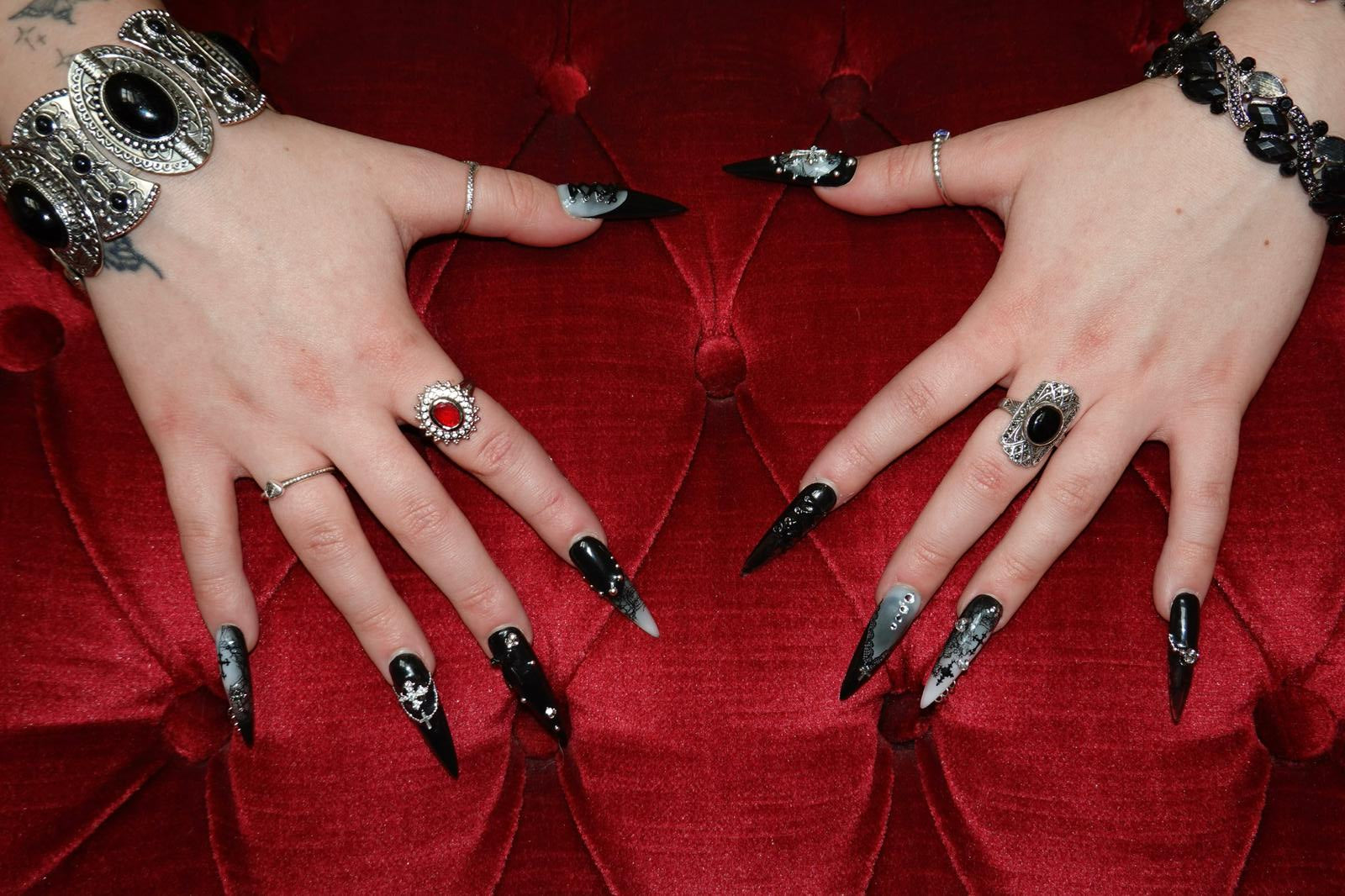 RAVENCROSS PRESS-ON NAILS