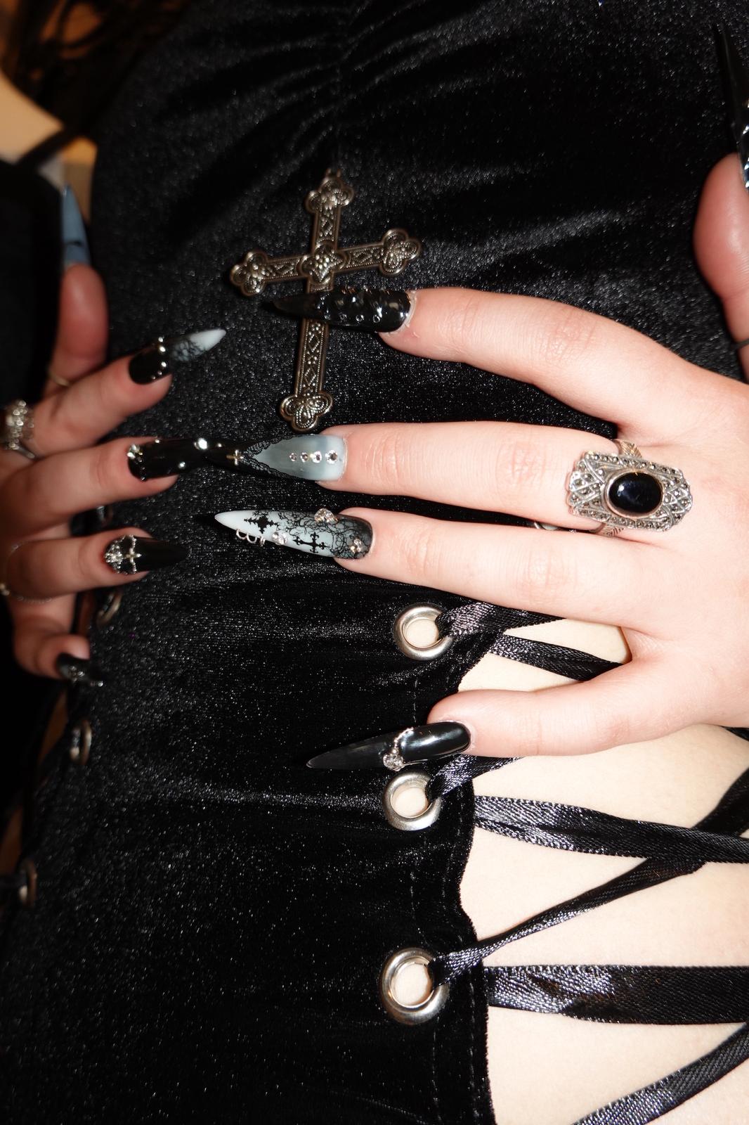RAVENCROSS PRESS-ON NAILS